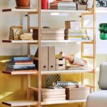 Scaffale IKEA PS 2026 in pino arredato con libri e scatole in una stanza luminosa
