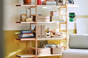 Scaffale IKEA PS 2026 in pino arredato con libri e scatole in una stanza luminosa