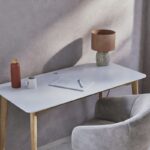 Scrivania MIMO Maisons du Monde bianca e in faggio in uno studio ordinato