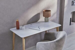 Scrivania MIMO Maisons du Monde bianca e in faggio in uno studio ordinato