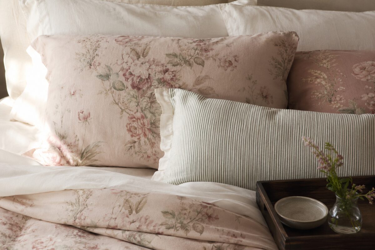 Tessili New Romantic con floreale rosa, righe salvia e bordo a volant