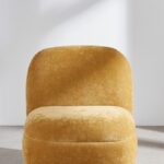 Poltrona NONO color ocra in un soggiorno caldo