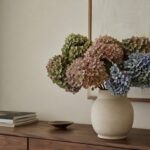 Composizione di ortensie secche in un vaso di ceramica