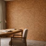 Studio contemporaneo con parete in sughero naturale e scrivania in legno