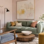 Soggiorno luminoso con rosa gesso, verde vetro e blu chambray