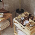 Bagno luminoso arredato con accessori RÅGRUND in bambù naturale