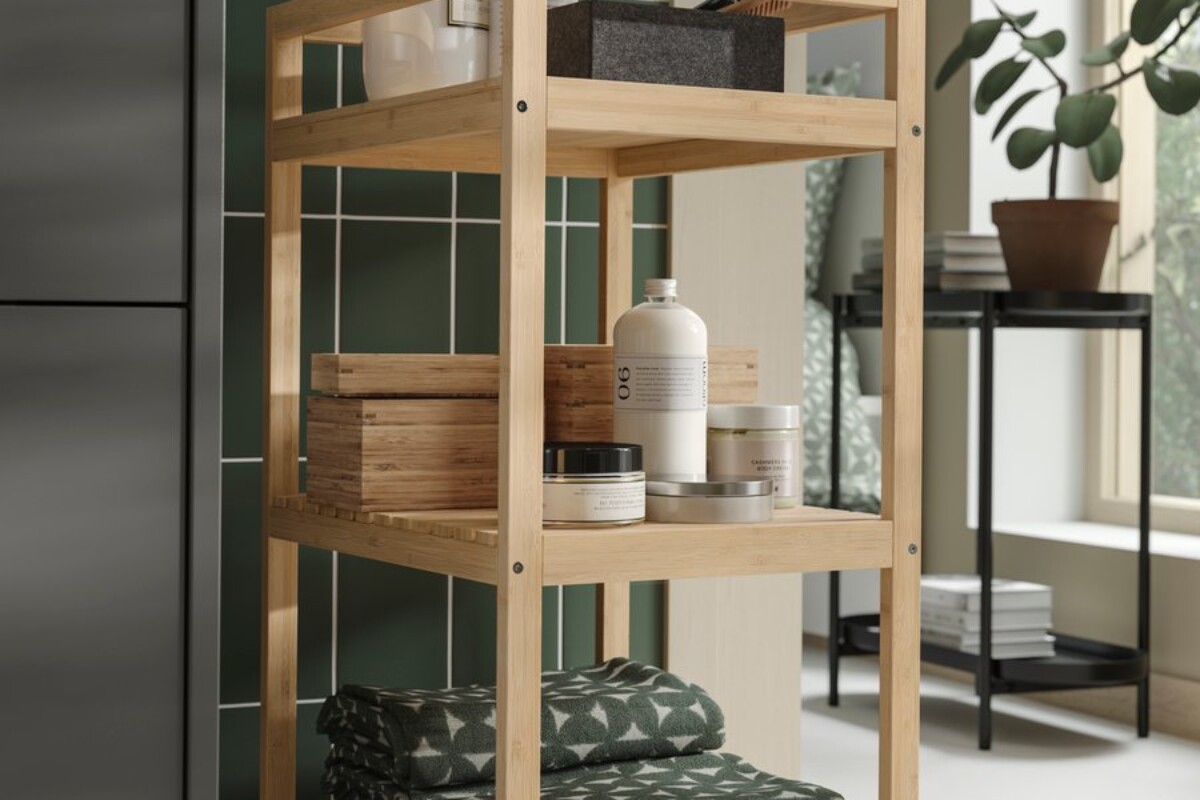 Carrello RÅGRUND in bambù inserito in un bagno ordinato