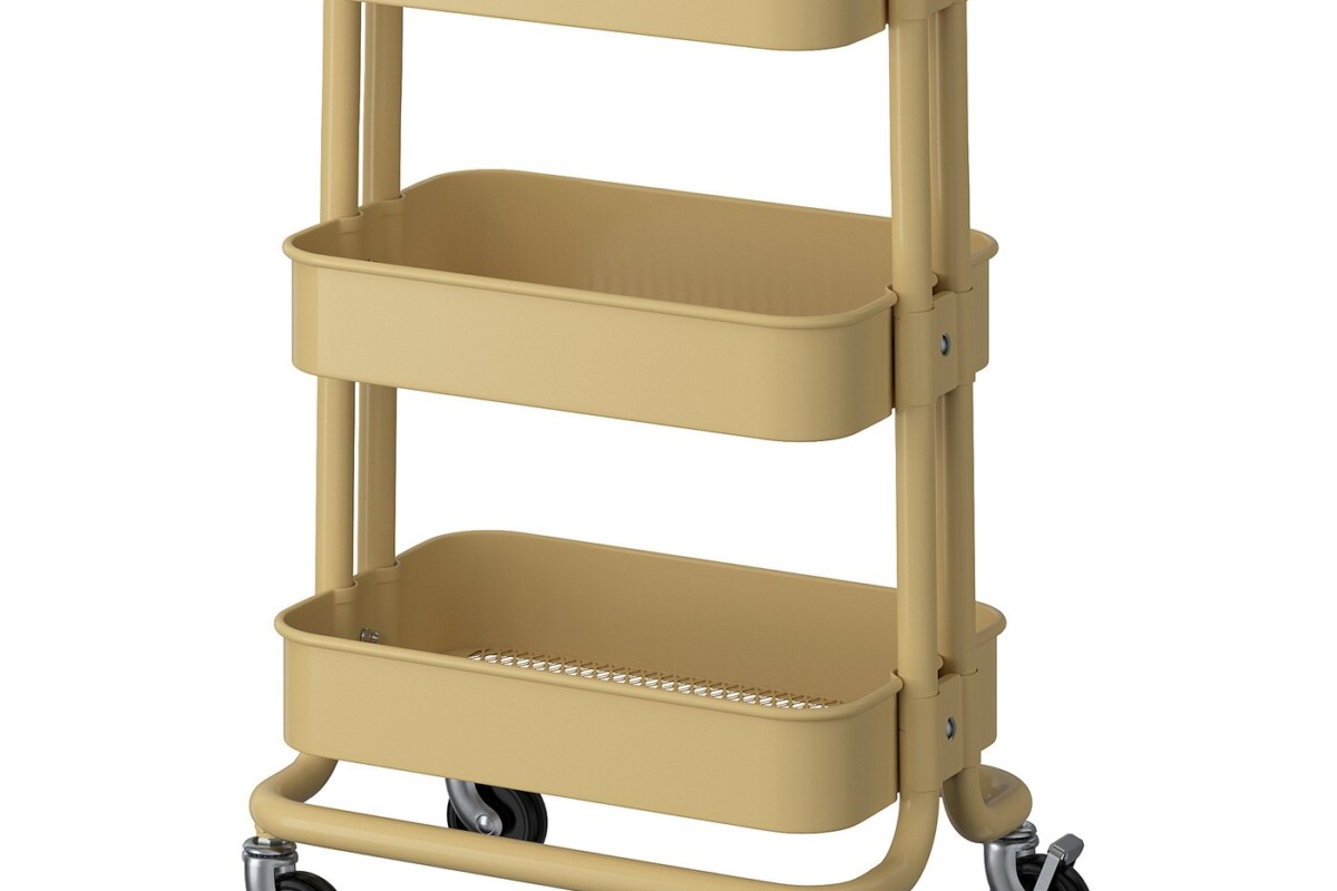 Carrello compatto RÅSKOG IKEA beige giallo organizzato in un ambiente domestico