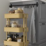RÅSKOG IKEA beige giallo usato come contenitore mobile vicino a un piano di lavoro