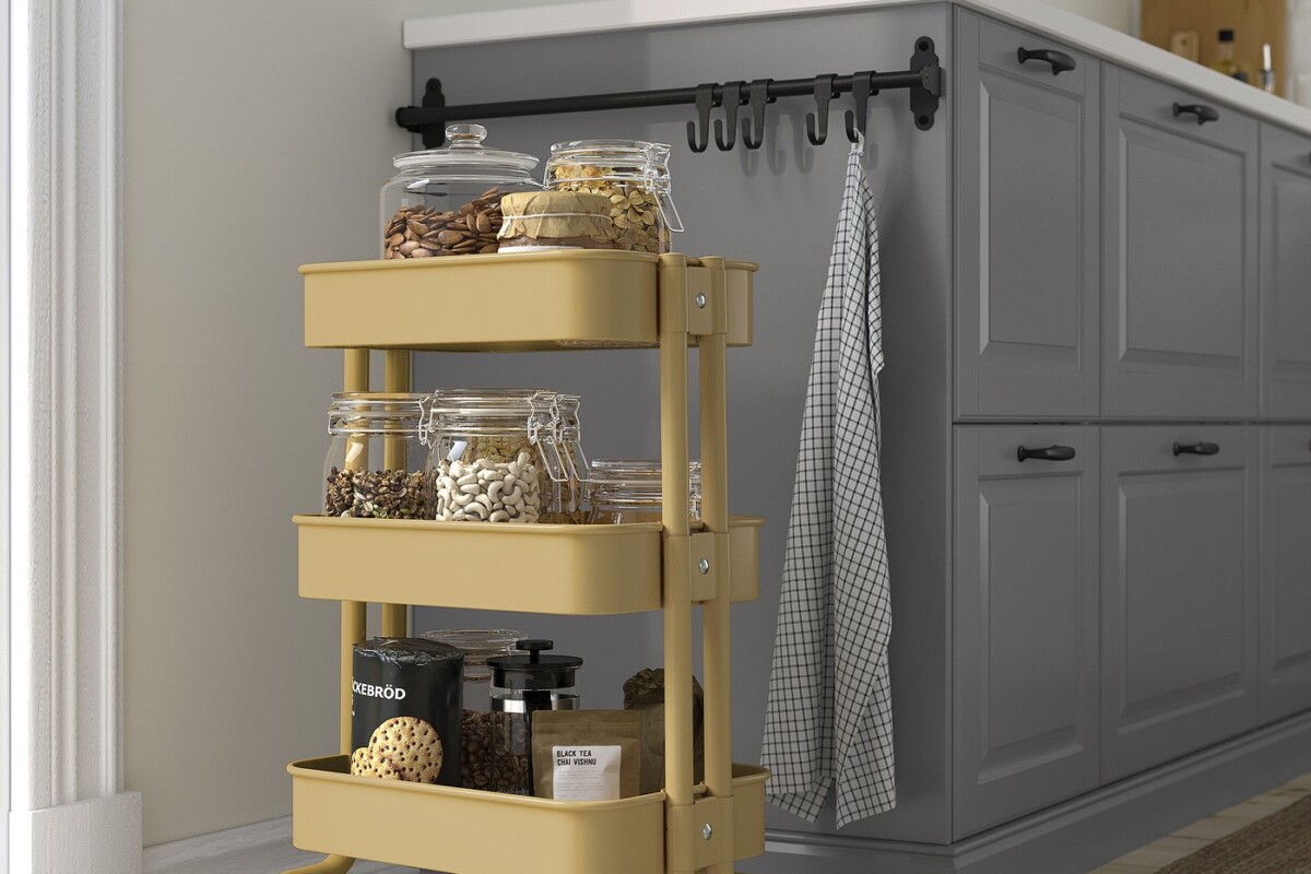 RÅSKOG IKEA beige giallo usato come contenitore mobile vicino a un piano di lavoro