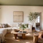 Soggiorno contemporaneo con soffitto verde salvia e arredi in legno chiaro