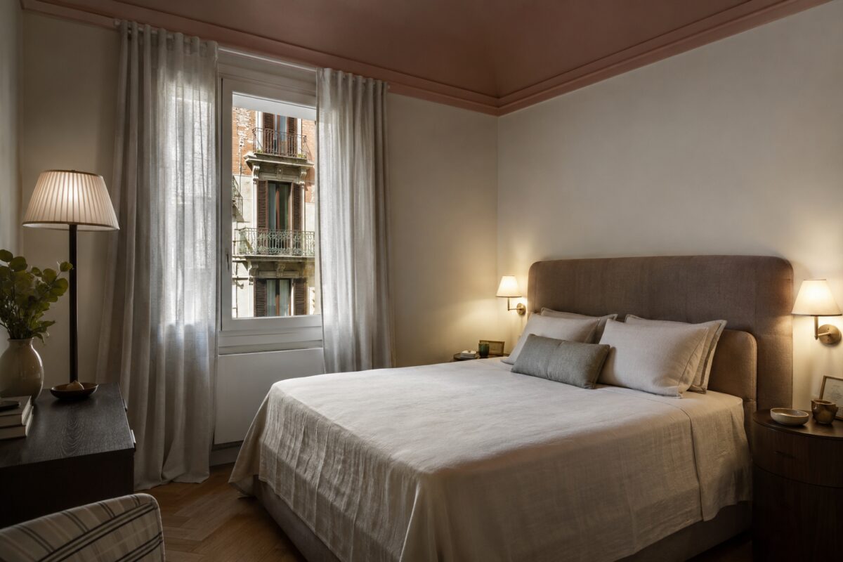 Camera da letto con soffitto color argilla chiara e luce calda
