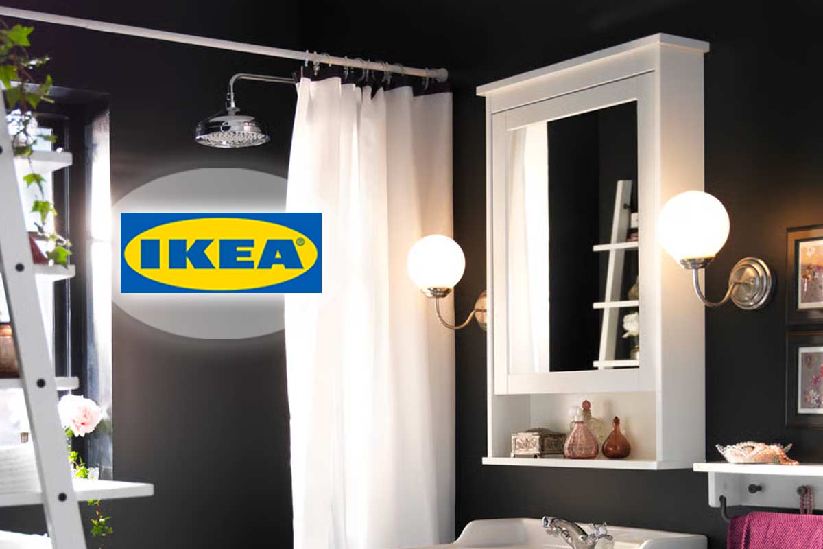 Bagno con mobile a specchio HEMNES IKEA bianco sopra il lavabo