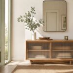 Ingresso luminoso con mobile in legno caldo e ante in vetro scanalato