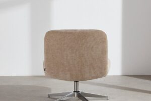 Poltrona girevole YEYE in velluto beige con base in acciaio cromato