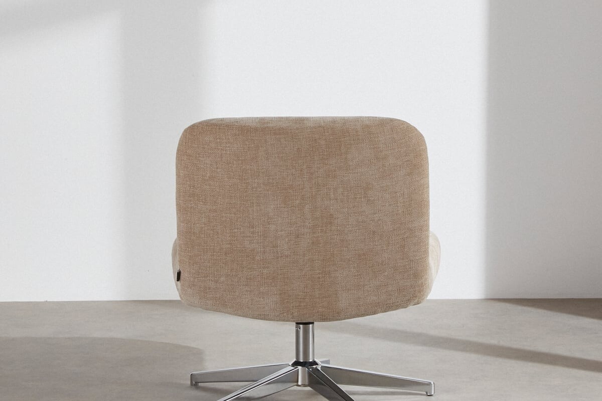 Poltrona girevole YEYE in velluto beige con base in acciaio cromato