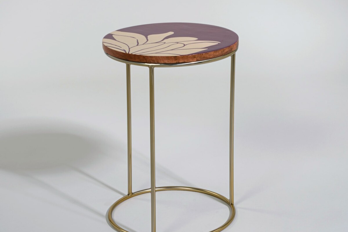 Dettaglio del piano floreale in legno di mango color bordeaux
