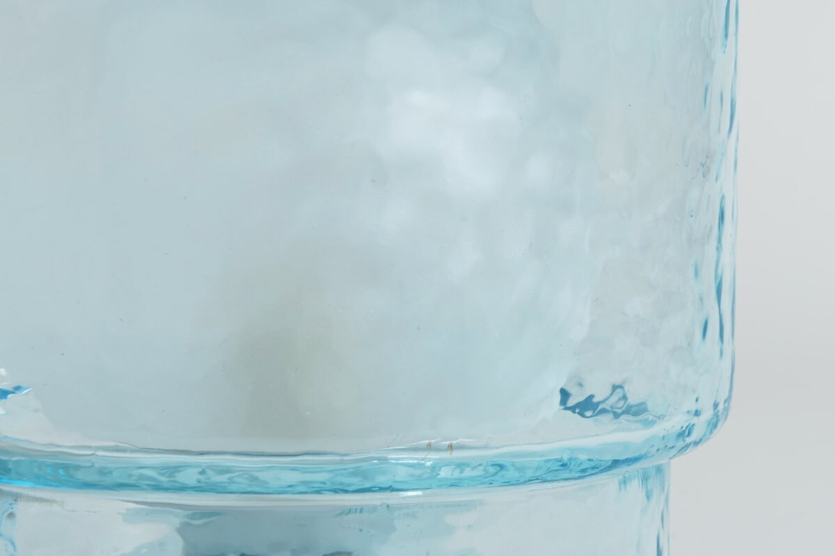 Dettaglio della base blu testurizzata e del diffusore opaco