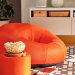 Poltrona gonfiabile IKEA BRÄNNBOLL arancione in un angolo gaming