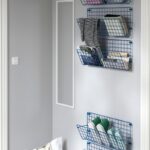 Set blu modulare IKEA organizzato sulla parete di un ingresso stretto