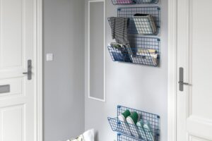 Set blu modulare IKEA organizzato sulla parete di un ingresso stretto