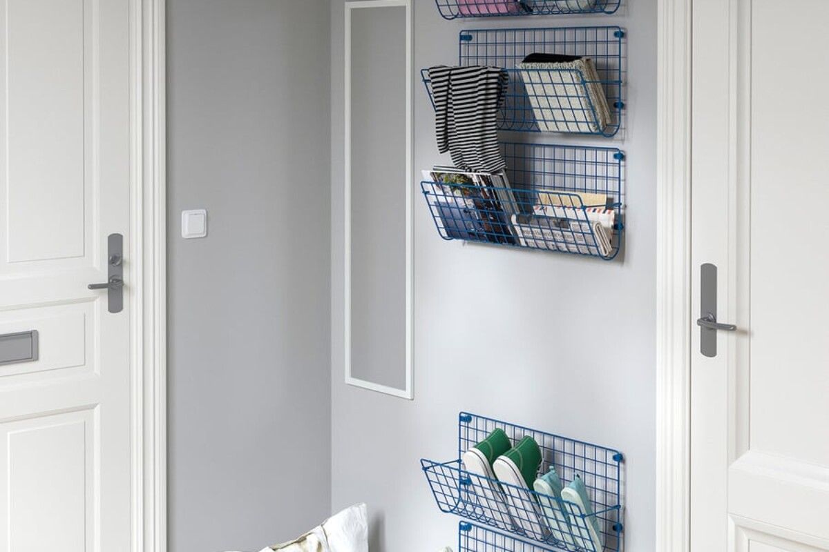 Set blu modulare IKEA organizzato sulla parete di un ingresso stretto