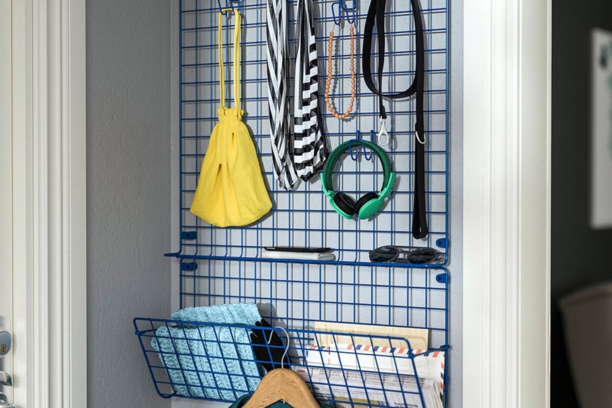 Griglia e portaoggetti blu IKEA per posta e accessori quotidiani