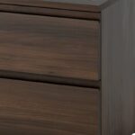 Comodino IKEA in effetto rovere scuro con due cassetti accanto al letto