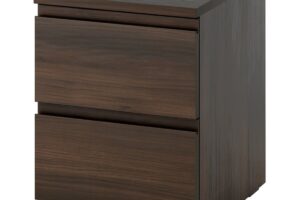 Comodino IKEA in effetto rovere scuro con due cassetti accanto al letto