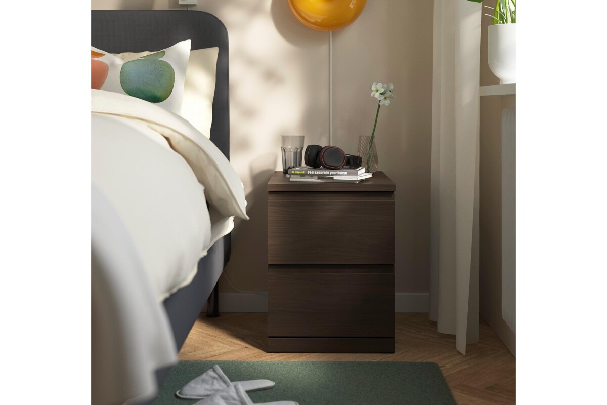 Dettaglio del comodino scuro IKEA con frontali puliti e maniglie integrate