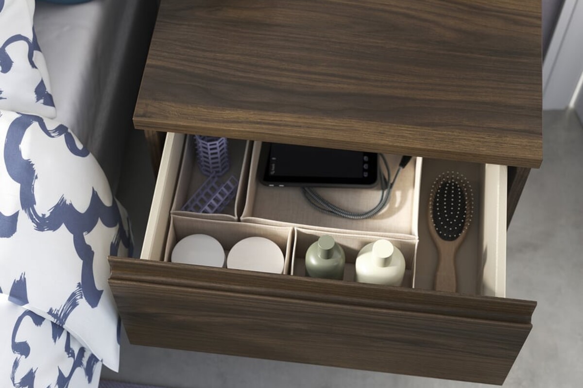 Cassetto aperto del comodino IKEA organizzato con piccoli accessori