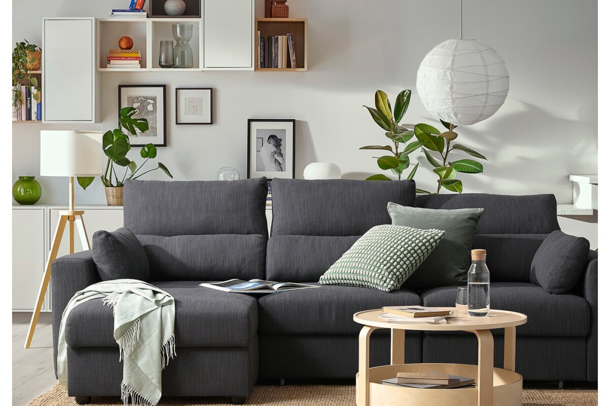 ESKILSTUNA ambientato in soggiorno con tavolino in legno e piante