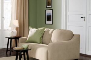 Divano GULLVALLA IKEA grigio beige in un soggiorno moderno