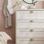Cassettiera IKEA FÅGELFJÄLLET bianco sporco con quattro cassetti in una camera luminosa