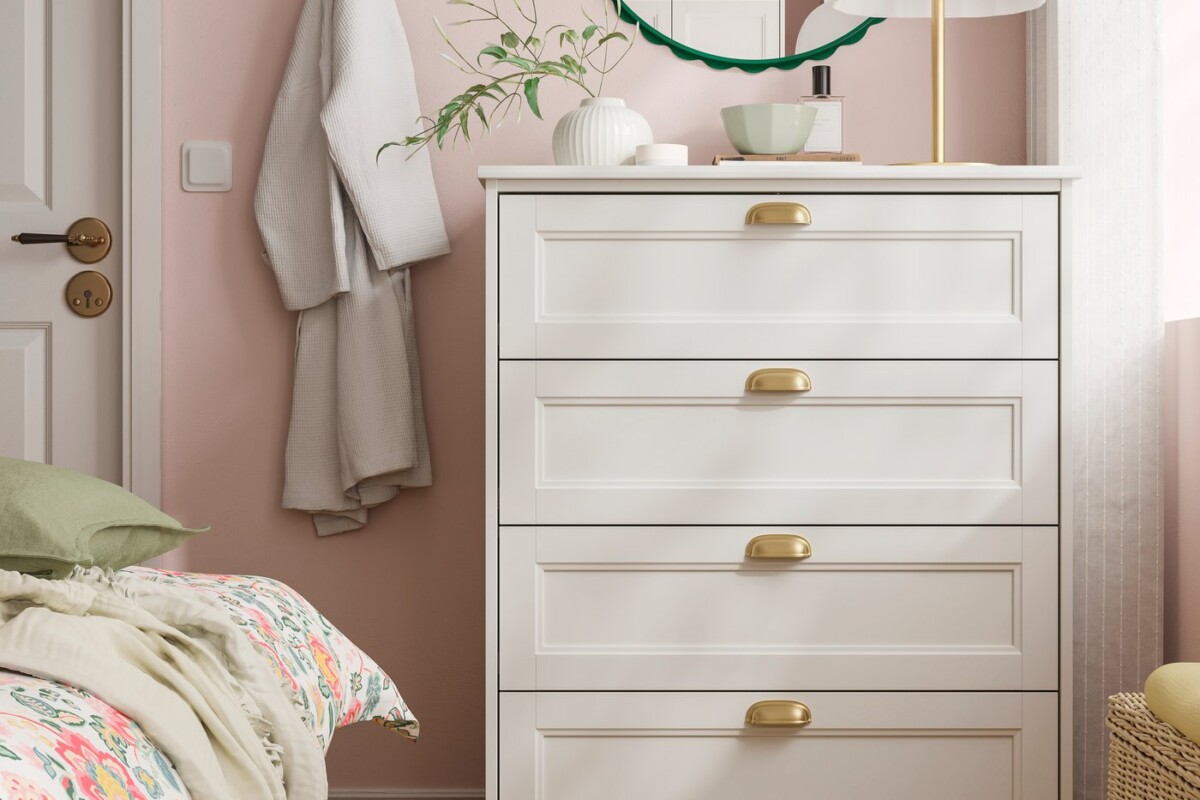 Cassettiera IKEA FÅGELFJÄLLET bianco sporco con dettagli classici in camera