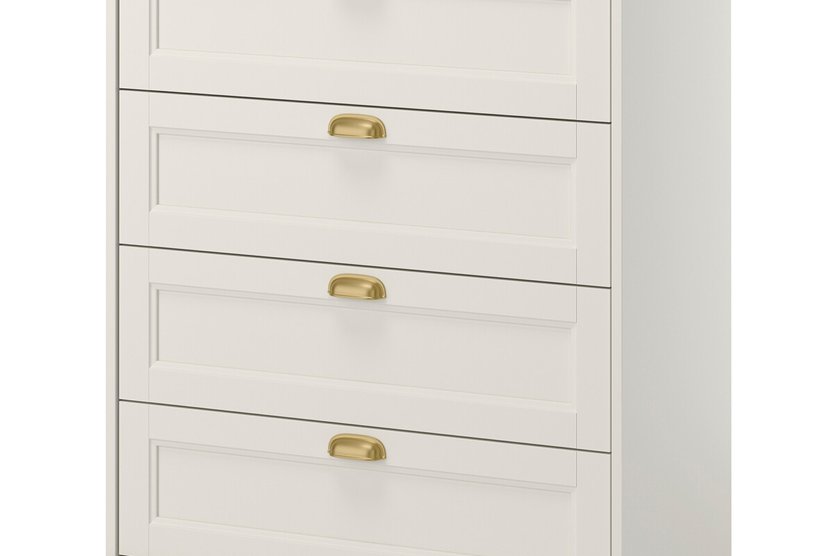 Vista frontale della cassettiera IKEA FÅGELFJÄLLET con quattro cassetti e maniglie effetto ottone