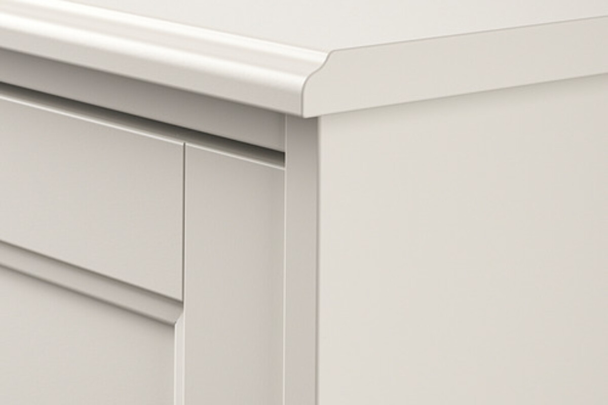 Dettaglio dei frontali incorniciati e del colore bianco sporco della cassettiera IKEA