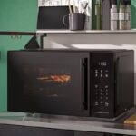 Microonde IKEA GÅTEBO nero con funzione frittura ad aria in una cucina compatta