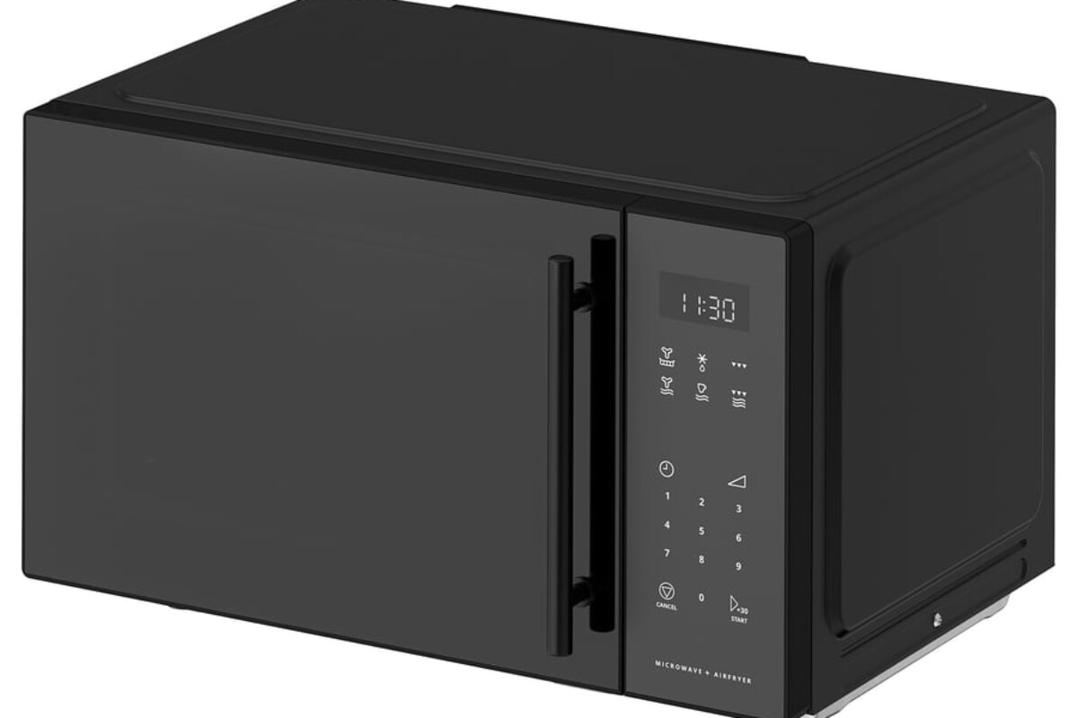 Microonde multifunzione IKEA GÅTEBO nero visto frontalmente sul piano cucina