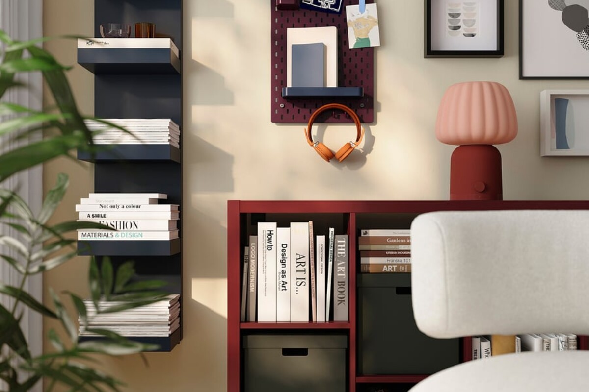 IKEA libera la scrivania con il pannello SKÅDIS che porta sette accessori sulla parete
