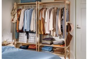 IKEA porta ordine a vista in camera con il guardaroba in pino KRONÖREN
