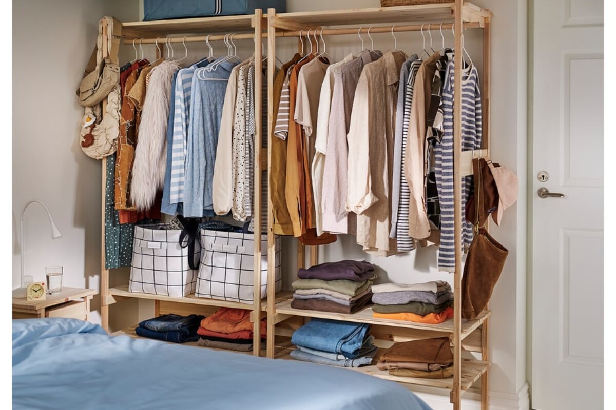 IKEA porta ordine a vista in camera con il guardaroba in pino KRONÖREN
