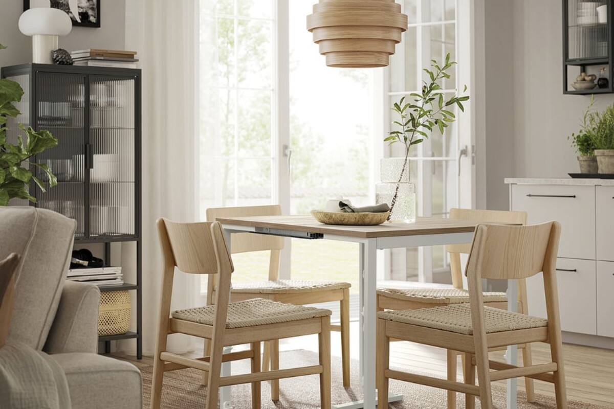 Tavolo IKEA TRÄKUMLA esteso con sedie in un soggiorno luminoso