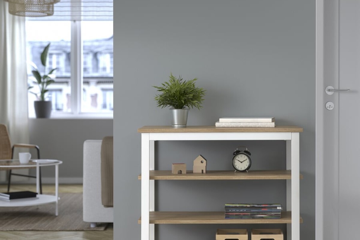 Consolle IKEA TRÄKUMLA chiusa con ripiani in rovere contro la parete