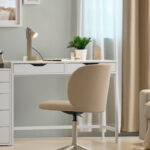 Sedia girevole IKEA KRYLBO beige davanti a una scrivania bianca