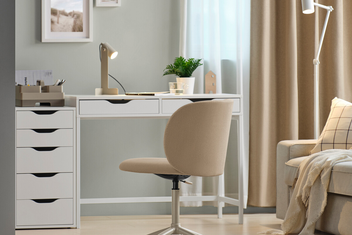 Sedia girevole IKEA KRYLBO beige davanti a una scrivania bianca