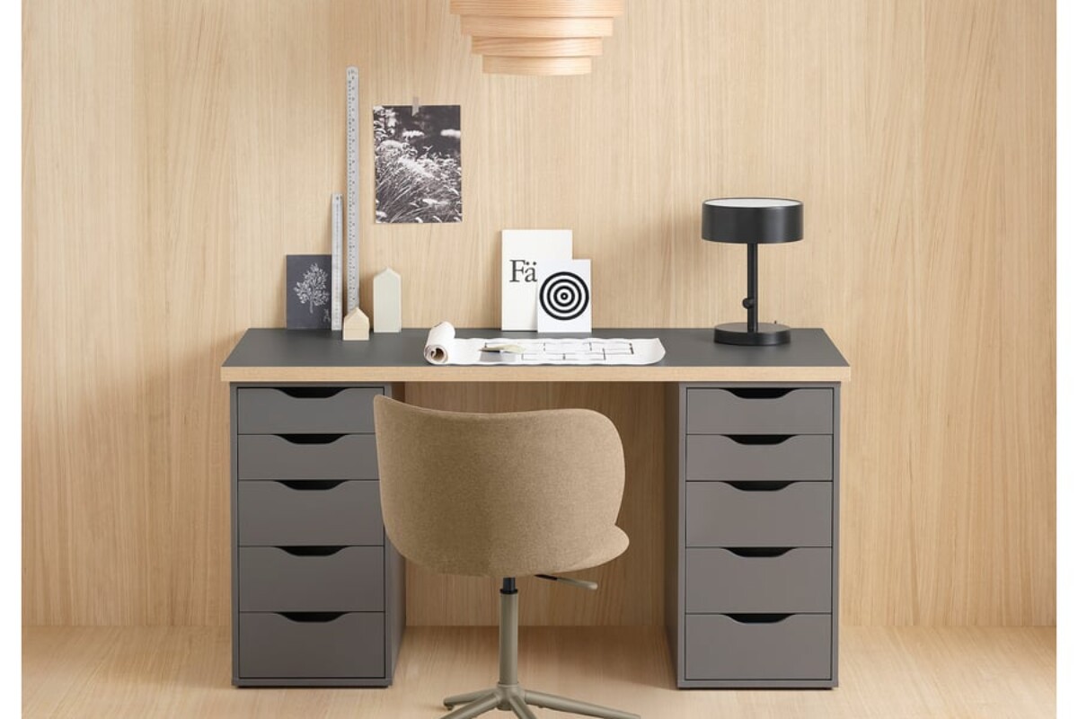 Sedia KRYLBO in un home office con legno chiaro e accessori neri