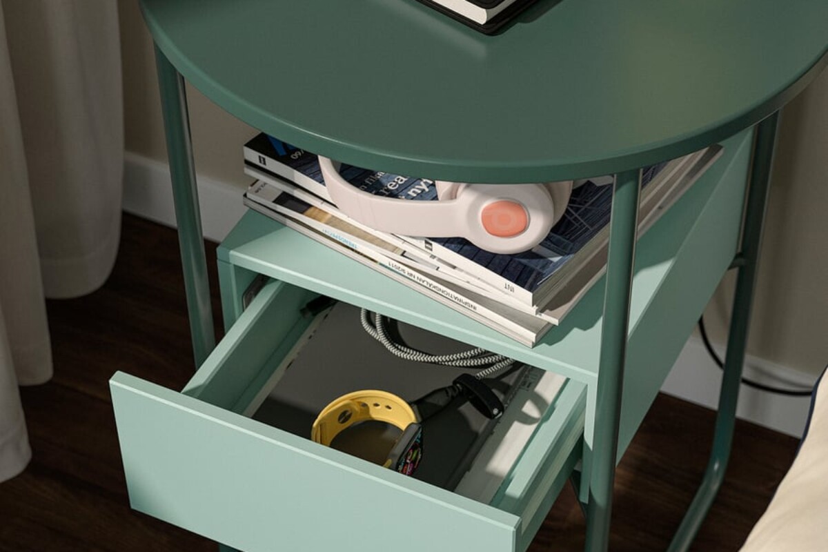 Cassetto aperto del comodino IKEA BLANKHÄLLAN con oggetti della sera
