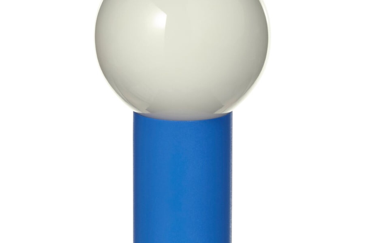 Lampada IKEA PS 2026 con base blu e paralume sferico giallo