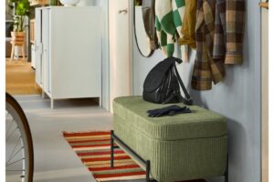 IKEA riordina l’ingresso d’autunno con la panca VALTORP che contiene e fa sedere due persone